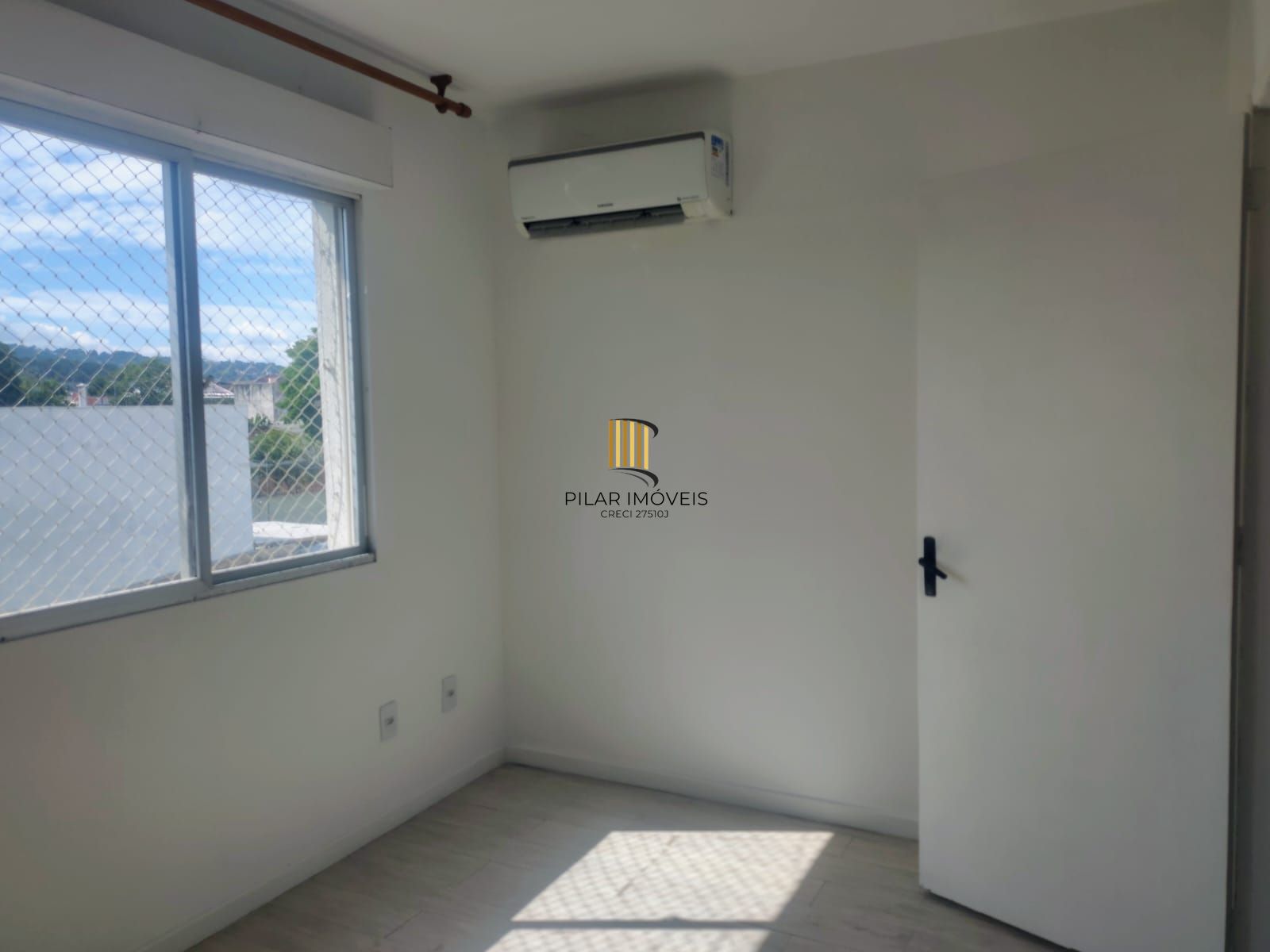 Apartamento de 2 dormitórios reformado com garagem escriturada fechada ,área privativa de 60,65