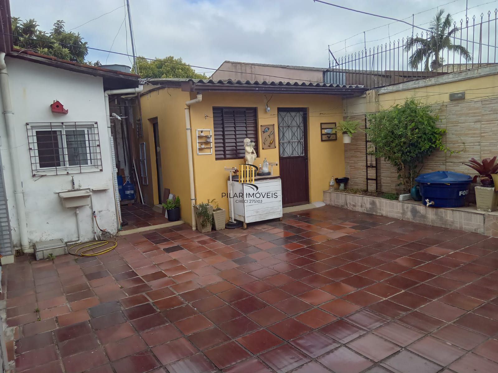 Casa com 3 dormitórios suíte , garagem para 3 carros !