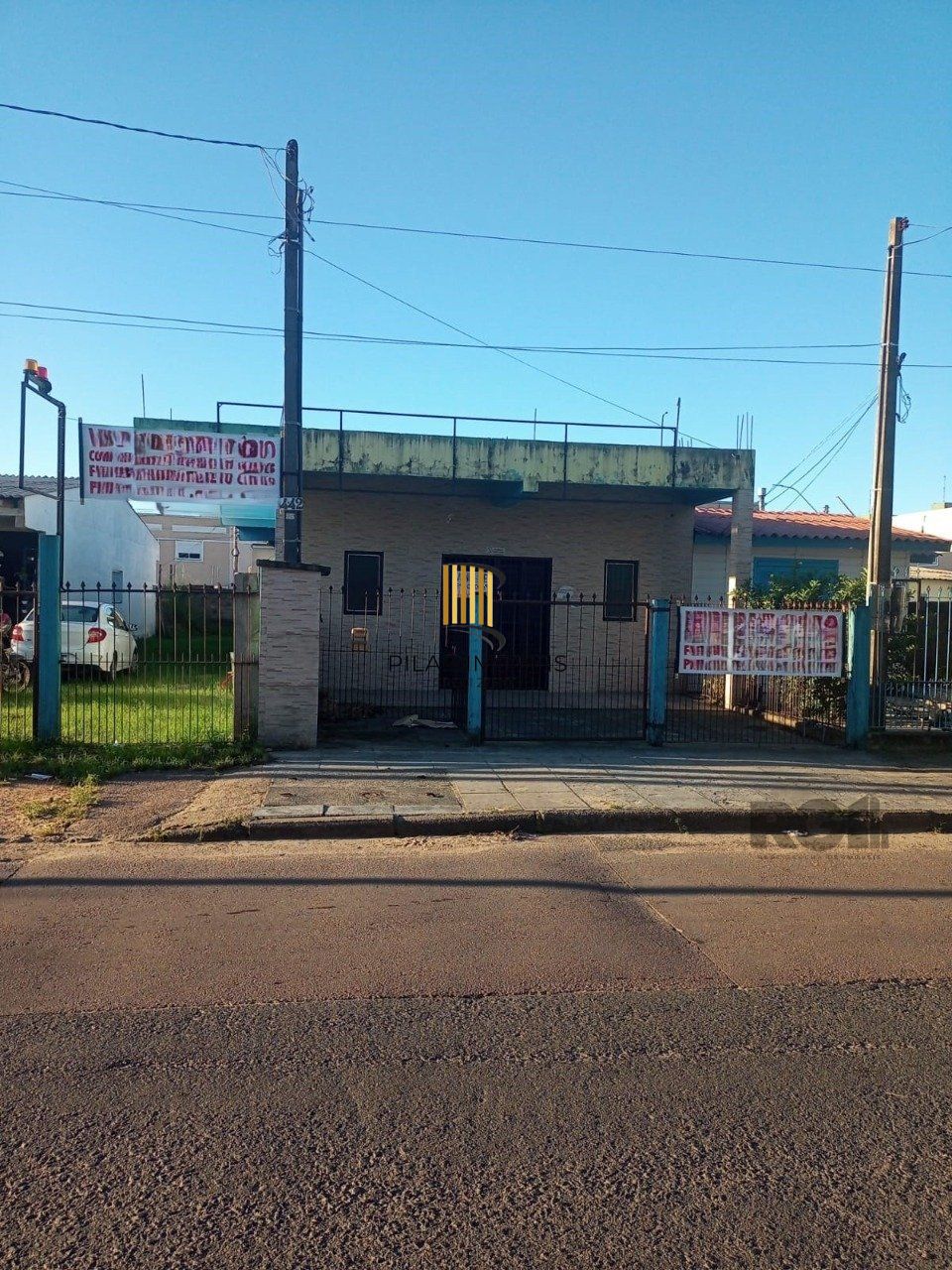 Casa com espaço para loja, e estacionamento,  Restinga, Porto Alegre- RS - Pilar Imóveis