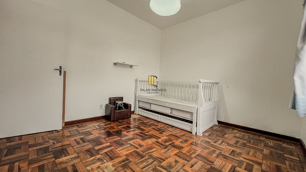 Apartamento com 02 quartos e 01 vaga, no Bairro Navegantes em Porto Alegre