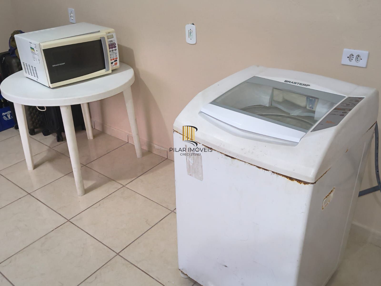 Casa com 2 vagas de garagem para carros pequenos