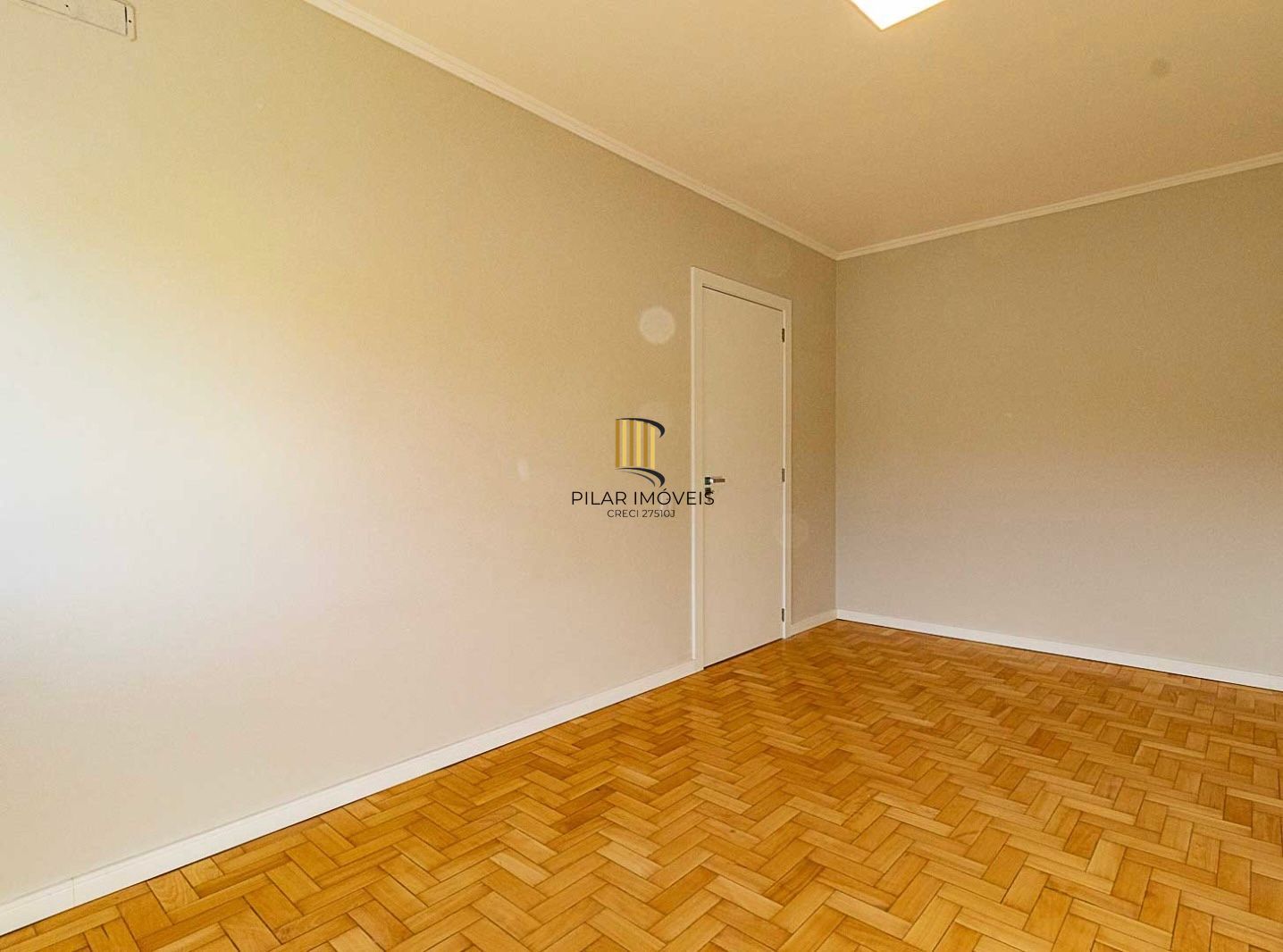 Apartamento a venda no bairro Auxliadora dois dormitórios, totalmente reformado.