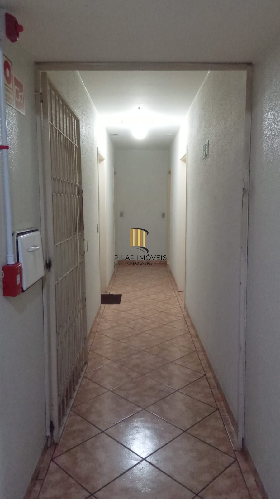 Apartamento de 2 dormitórios reformado com garagem escriturada fechada !
