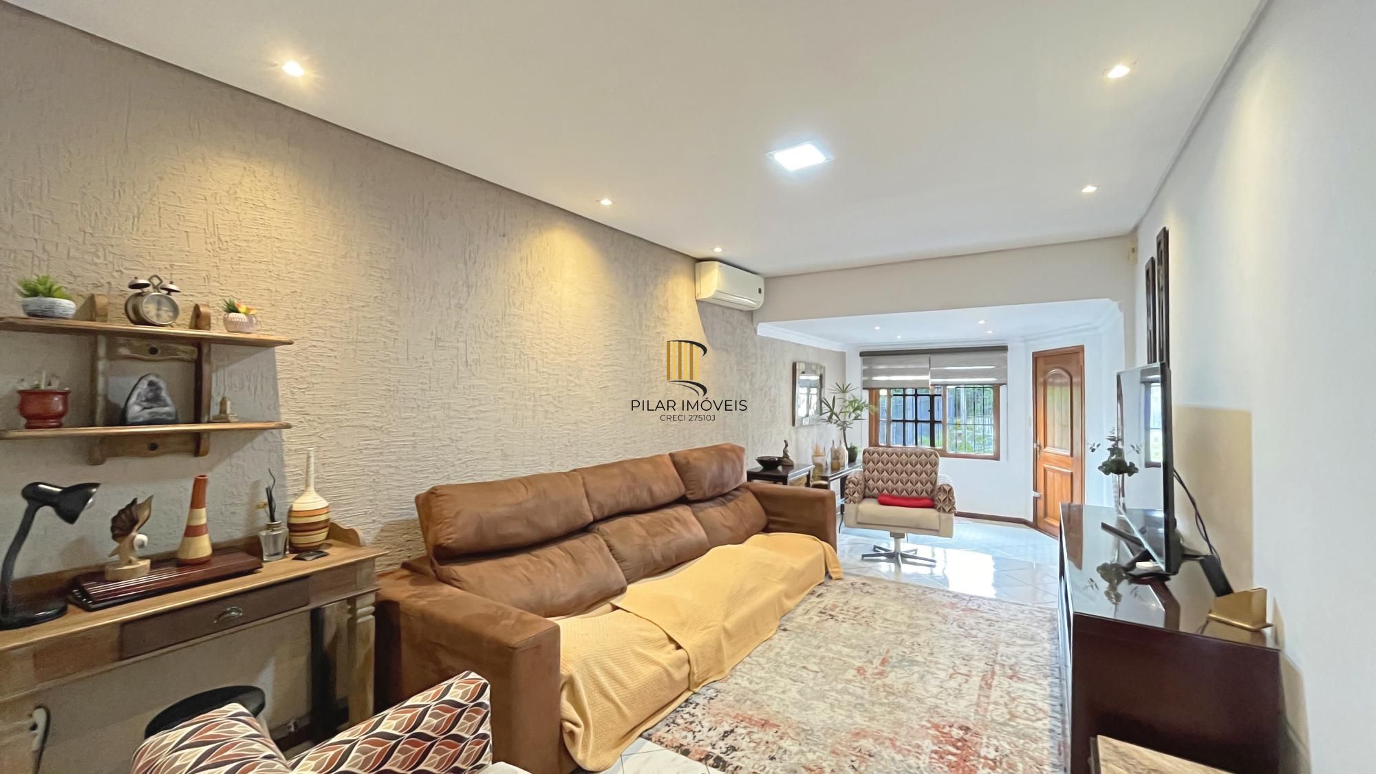 Casa de 156m², com 3 dormitórios, 1 suíte em terreno de 450m²; na Vila Nova