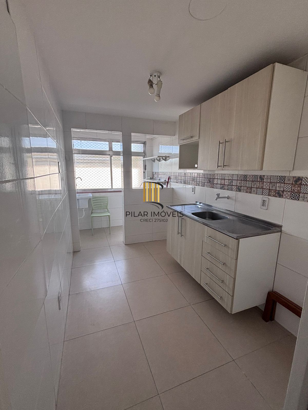 Apartamento de 2 dormitórios reformado com garagem escriturada fechada ,área privativa de 60,65