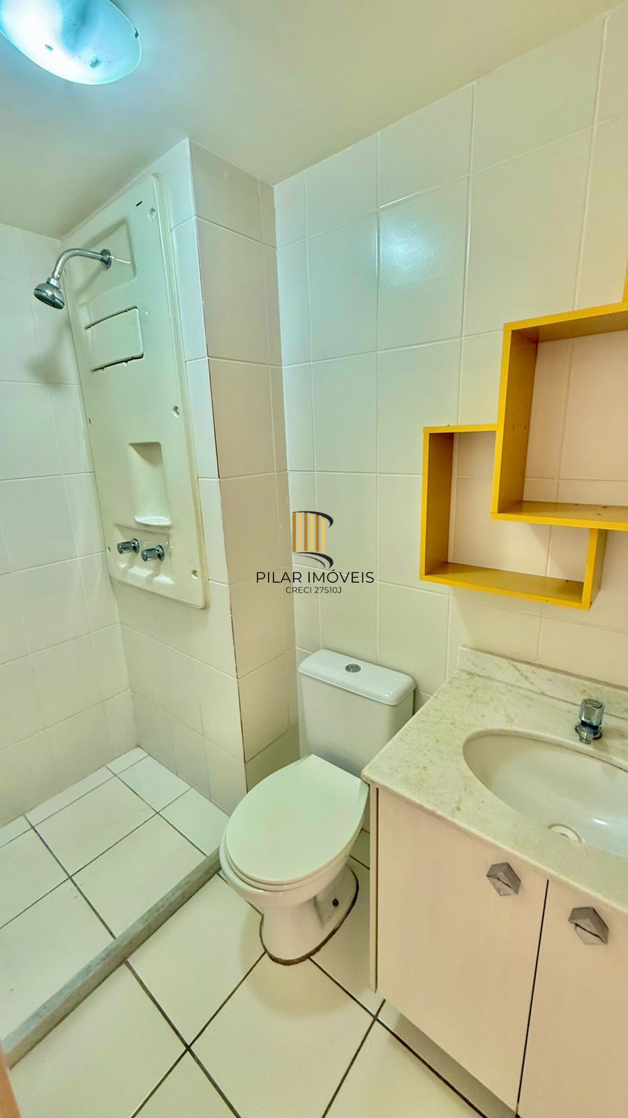 Apartamento com 02 quarto (01 suíte) e 01 vaga no Bairro Glória