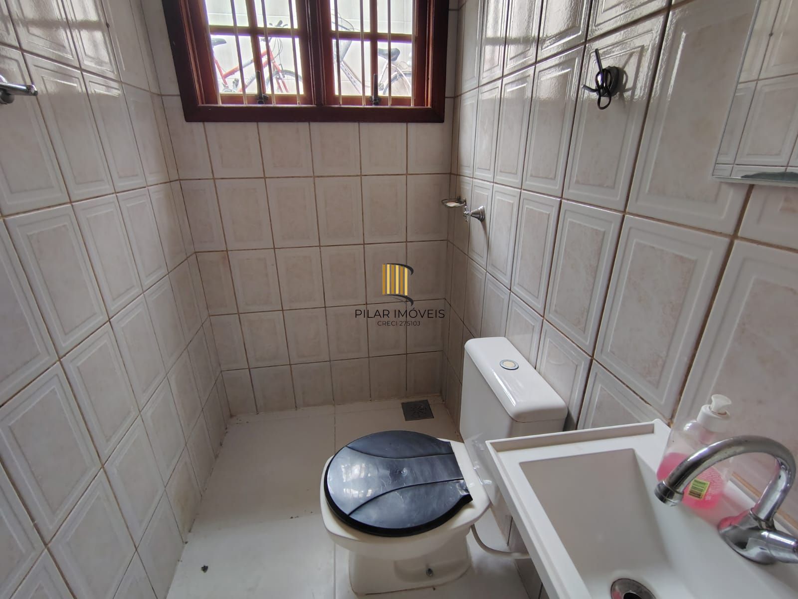 Casa no Bairro Nova Esteio com 200m² de área privativa  e 03 (Três) quartos.