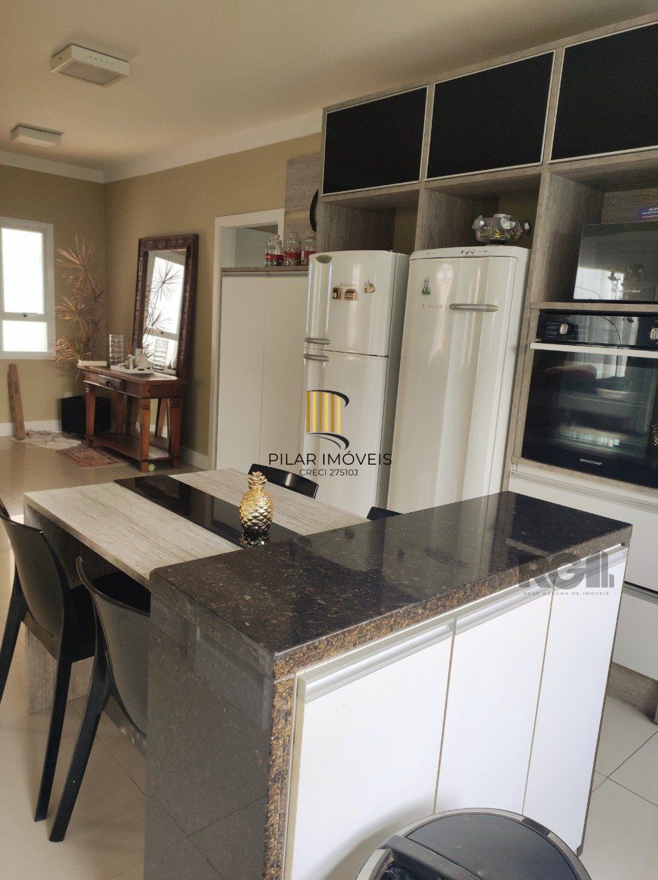 casa em condomínio com 3 suítes, sala, cozinha, lareira, churrasqueira, piscina aquecida