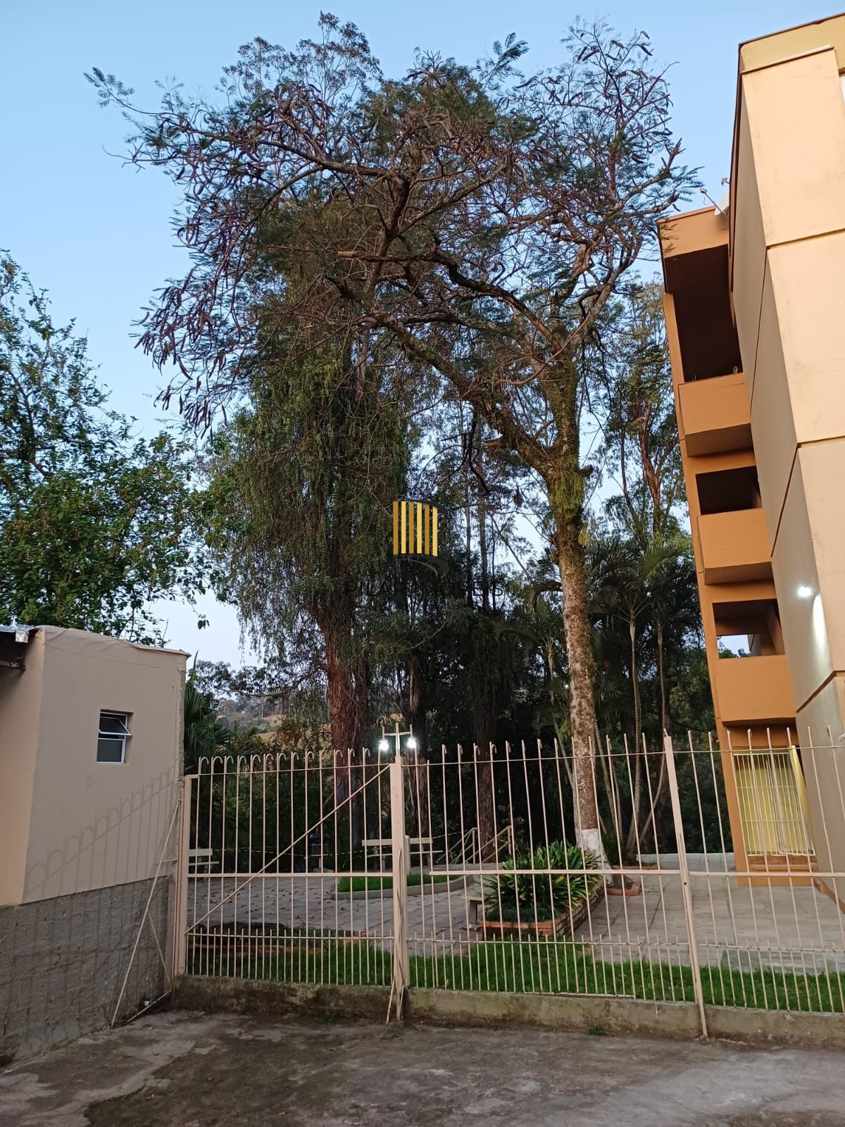 Apartamento de 2 dormitórios com estacionamento rotativo , ultimo andar sem elevador , com vista !