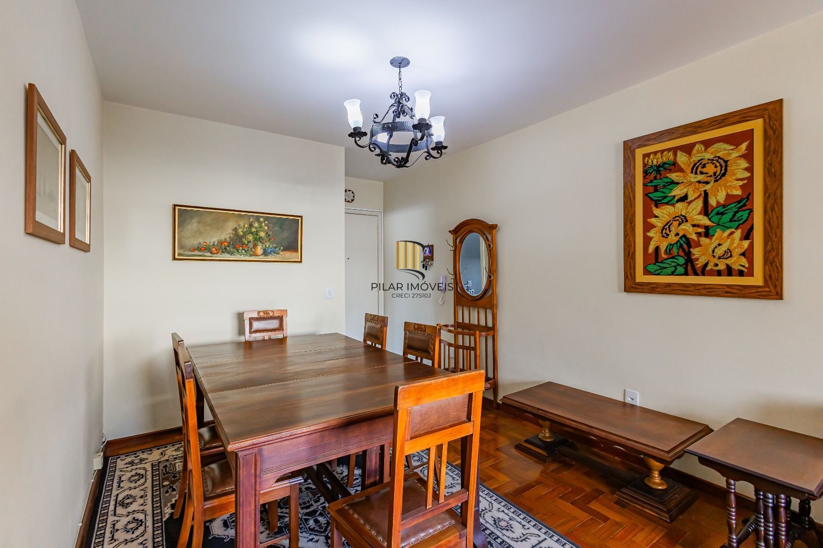 Apartamento a venda com dois dormitorios e vaga coberta no bairro Menino Deus.