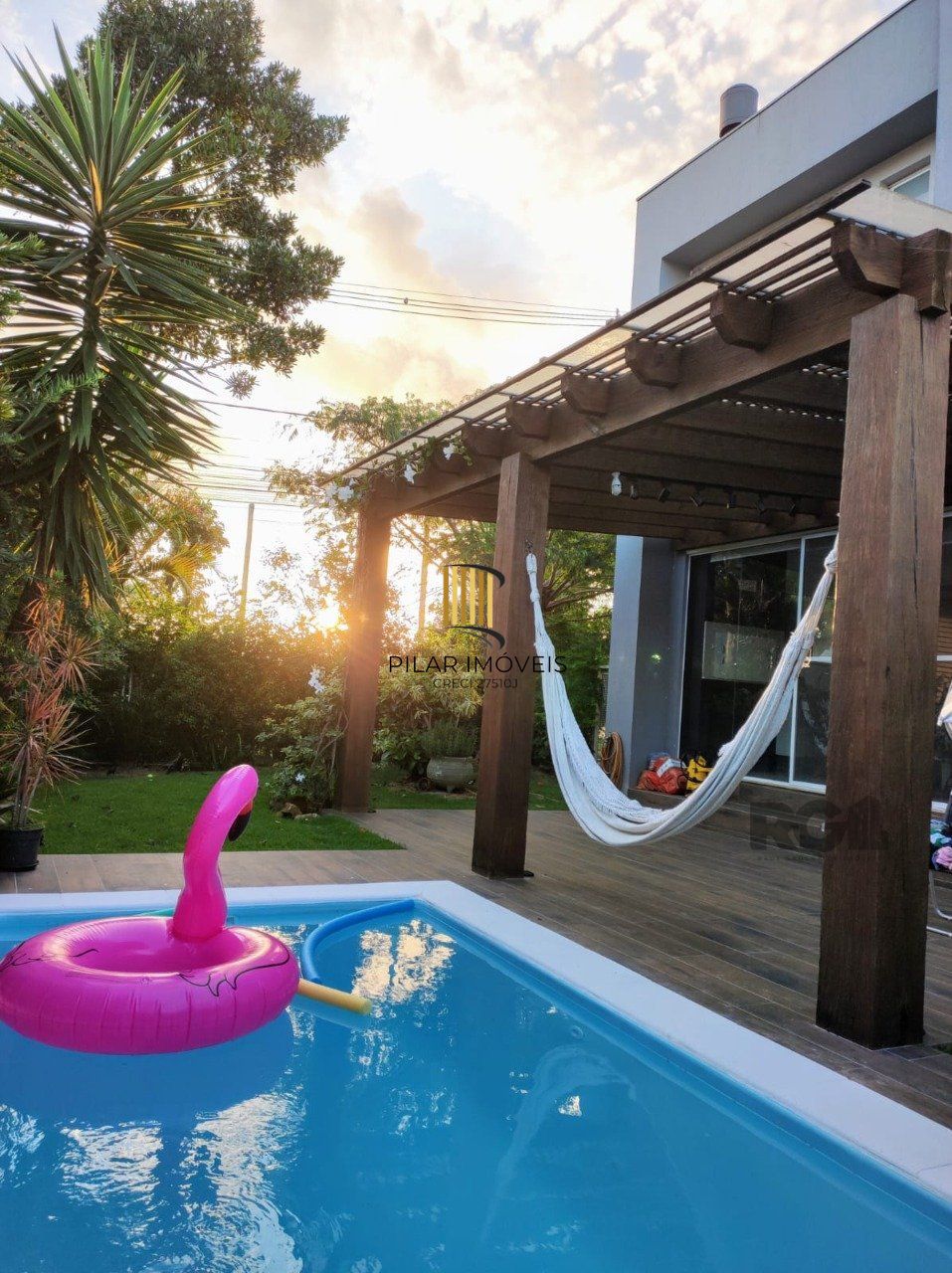 casa em condomínio com 3 suítes, sala, cozinha, lareira, churrasqueira, piscina aquecida