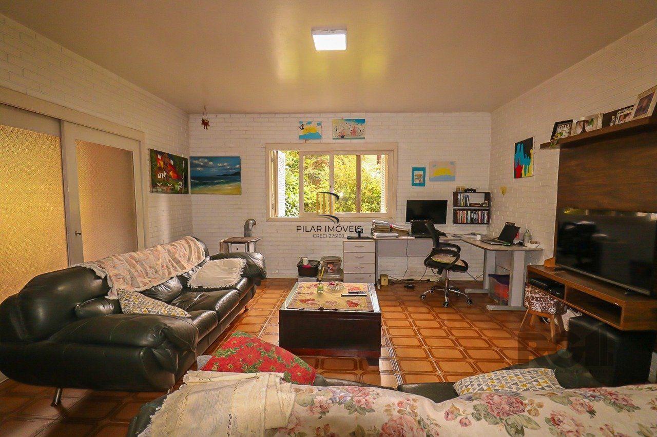 Casa com 2 quartos, vaga de garagem, churrasqueira, com 200m² privativos no centro de Esteio/RS