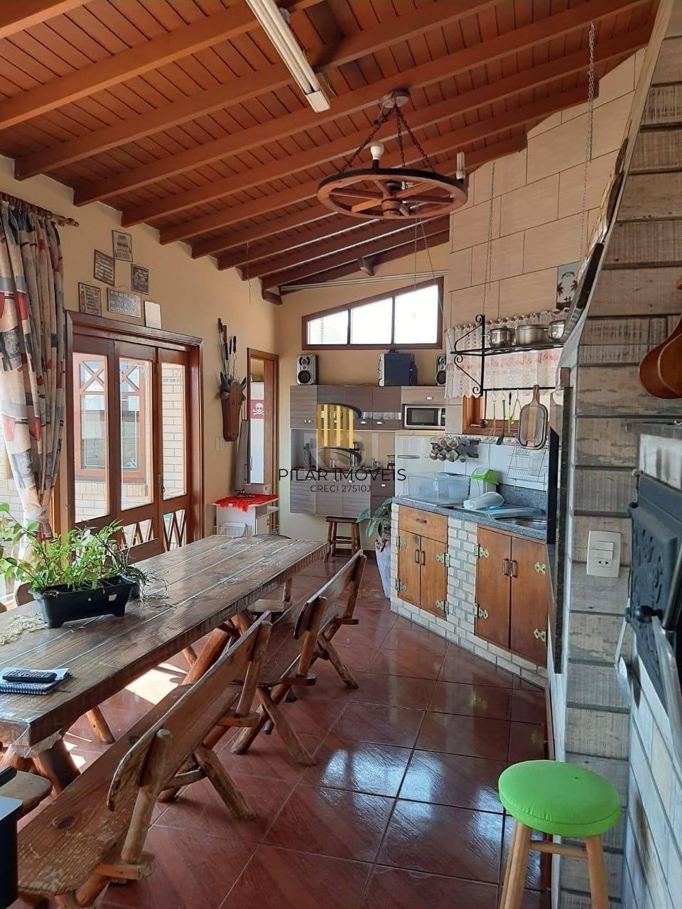 Casa para Venda - 274m², 3 dormitórios, sendo 1 suites, 3 vagas - Guarujá, Porto Alegre
