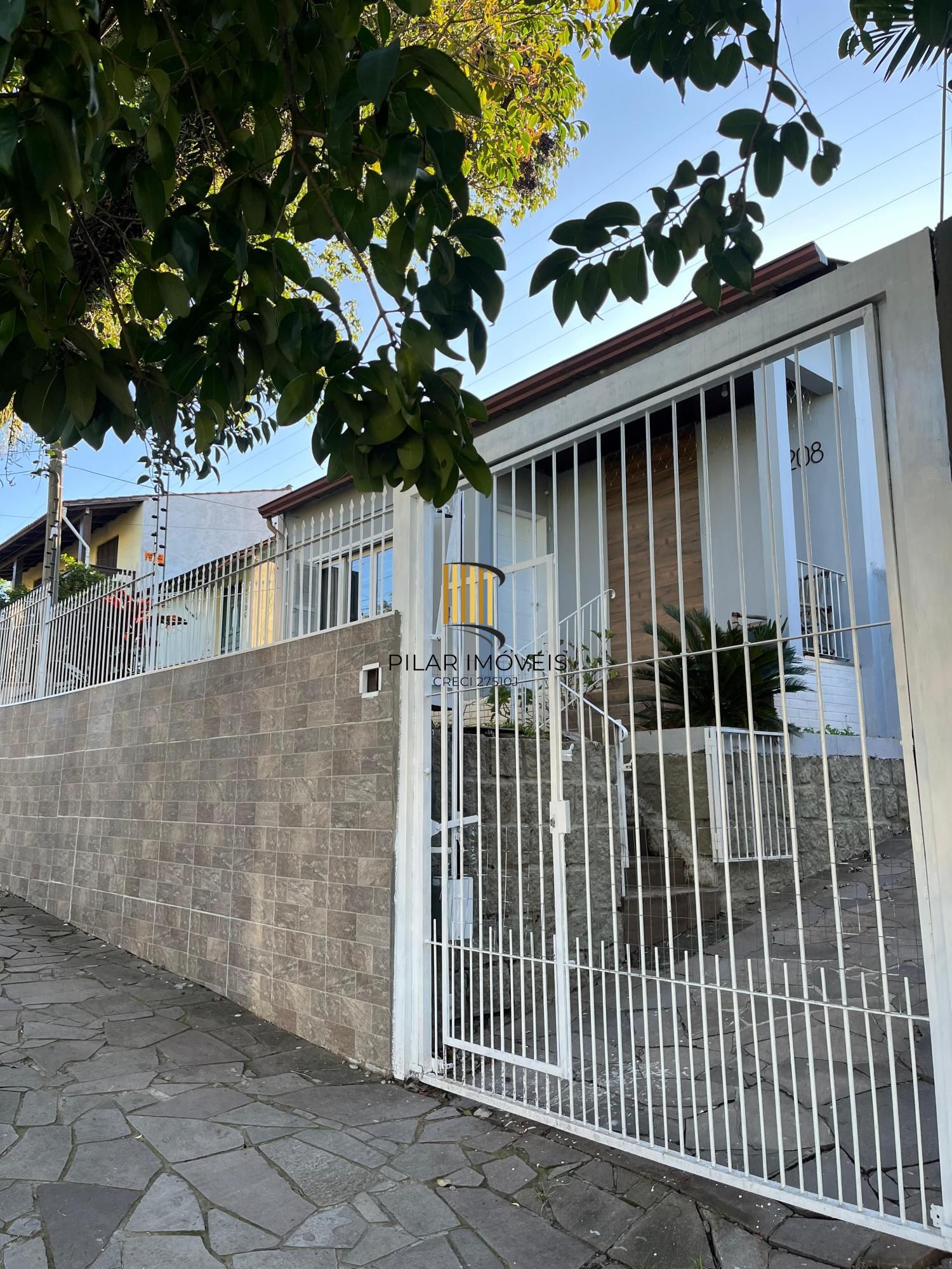 Casa térrea com 02 quartos (01 suíte), garagem coberta para 02 carros