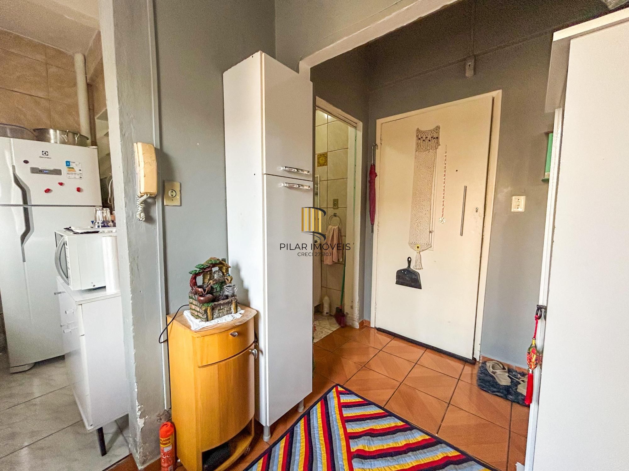 Apartamento 28m² privativos, iluminação natural, 01 dormitório, sala e cozinha integrados, banheiro social - CENTRO  -ANDAR ALTO