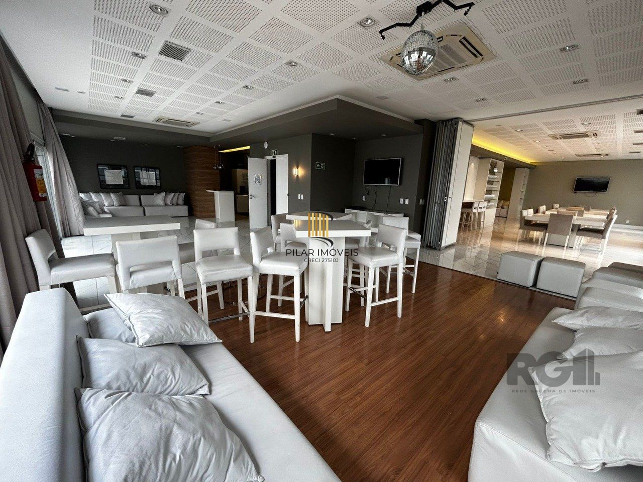 APARTAMENTO, 1 DORMITÓRIO, SACADA COM CHURRASQUEIRA, VAGA DE GARAGEM, BAIRRO PETRÓPOLIS, PORTO ALEGRE/RS