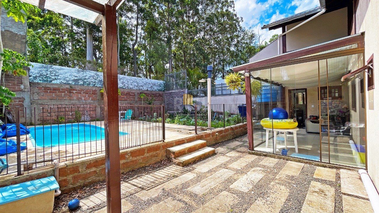 Casa 4 Suítes e 6 vagas de garagem no bairro Jardim Itu