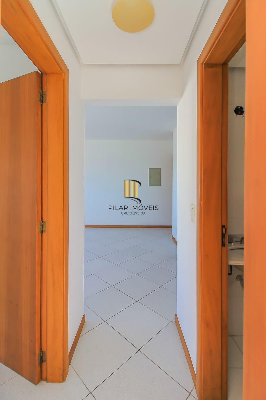 Apartamento à venda na Aparício Borges – 2 dormitórios, iluminado e com ótimo custo-benefício!  Excelente oportunidade para quem busca praticidade e conforto! Apartamento com 2 dormitórios, bem iluminado, arejado e com ótimo aproveitamento de espaço. Localizado em andar alto (prédio sem elevador), ideal para quem valoriza privacidade e tranquilidade