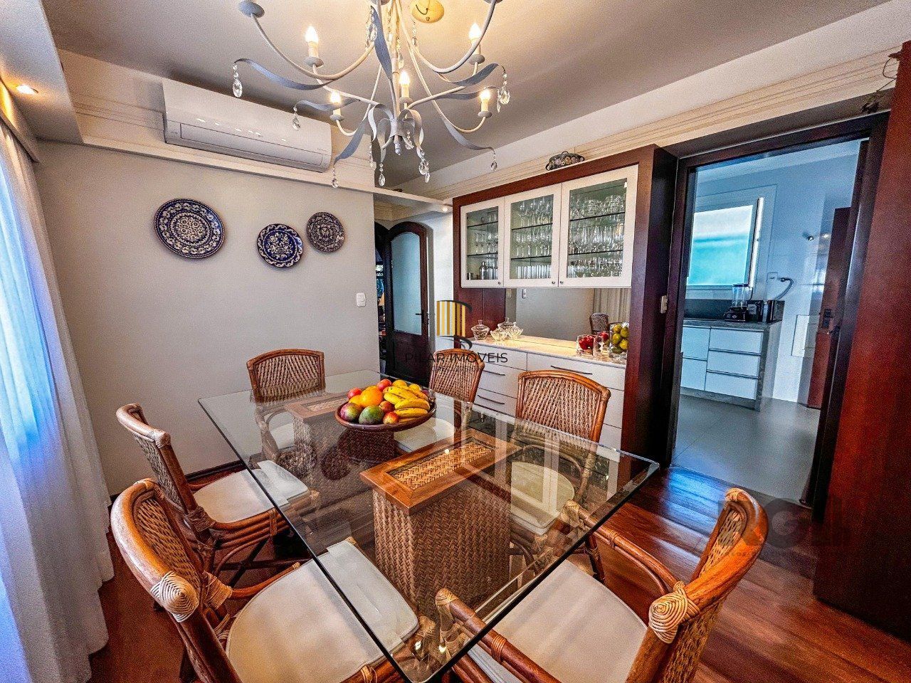 Casa 3 dormitórios, suíte, lareira, churrasqueira,, pátio, vaga garagem com 309 m² privativos.