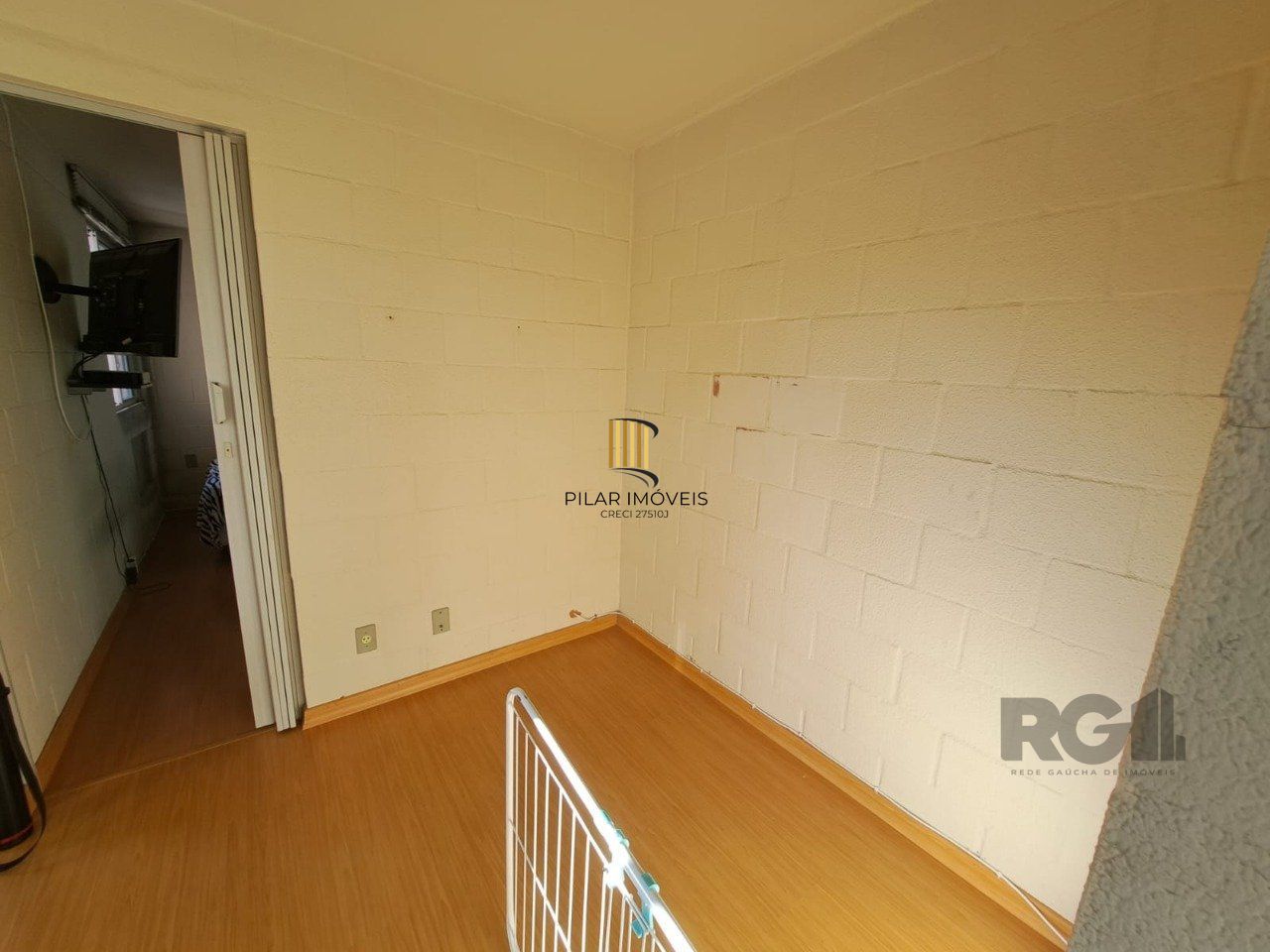 Apartamento semimobiliado de 2 dormitórios no bairro Vila Nova