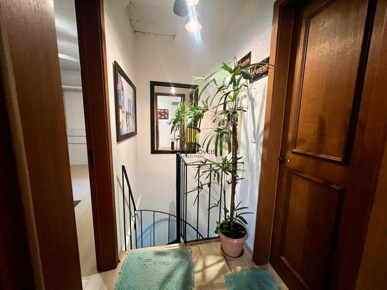 Casa em condomínio 2 dormitórios sem um com closet, vaga coberta, no bairro Cel. Aparicio Borges.