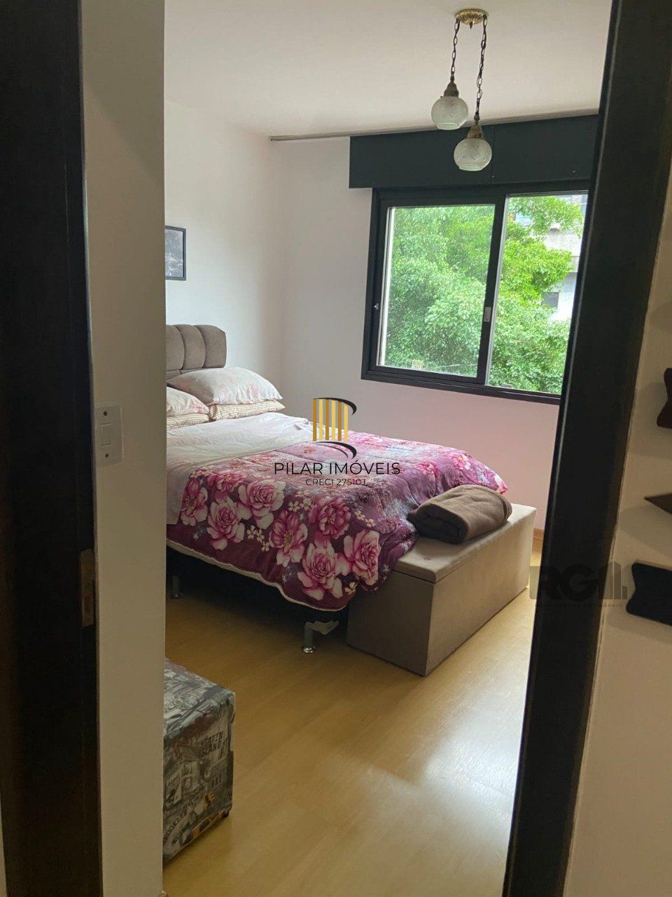 Apartamento de 2 dormitórios, sala, cozinha, banheiro, área de serviço com vaga de garagem escriturada e coberta