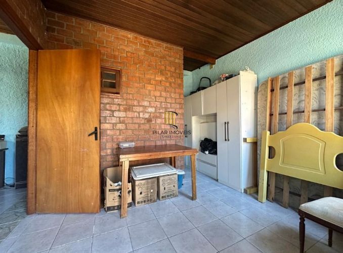 Imóvel com 4 dormitórios e casa auxiliar nos fundos do terreno