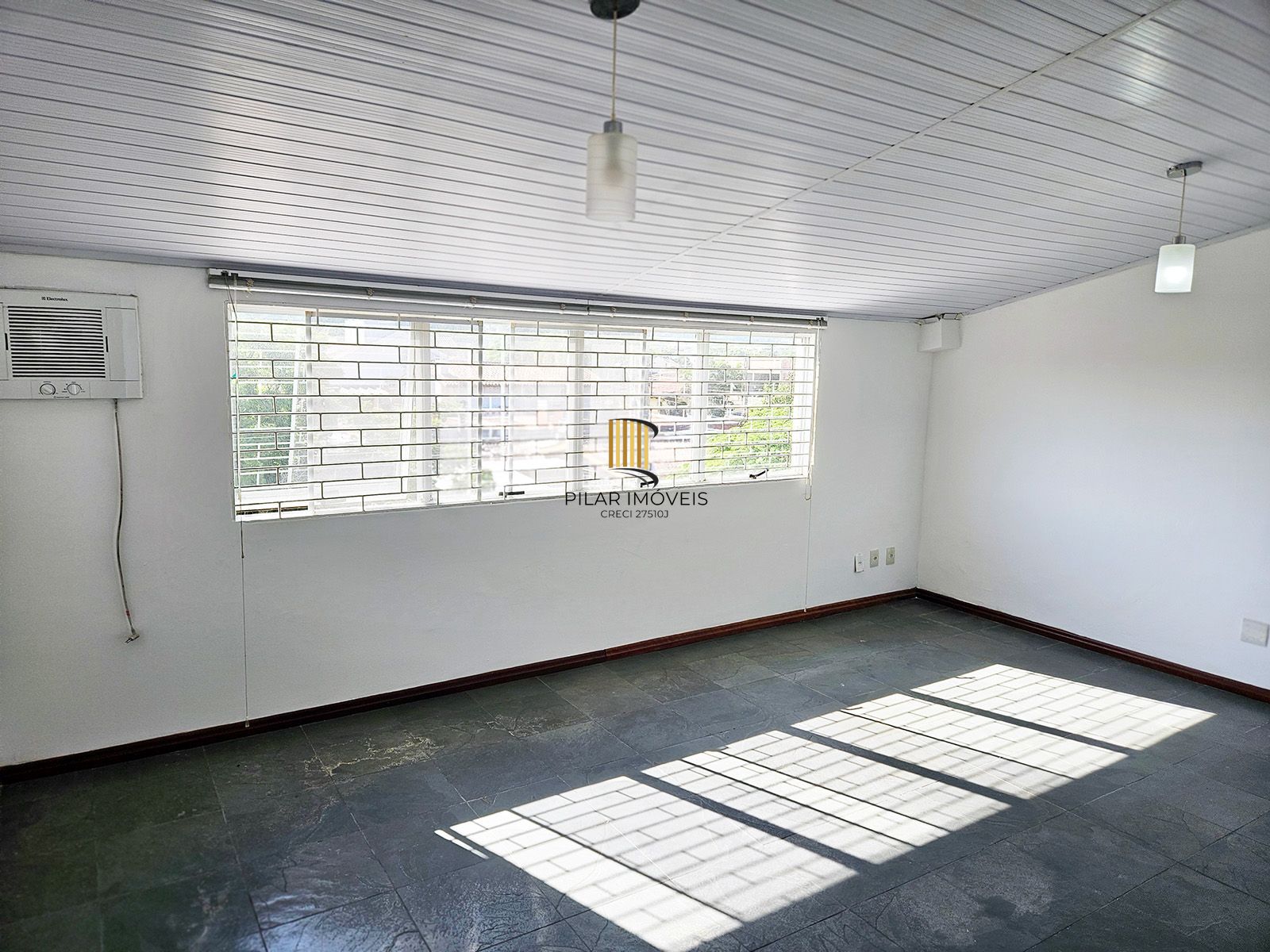 Casa com 4 quartos (02 suítes), 02 vagas cobertas no Bairro Ipanema