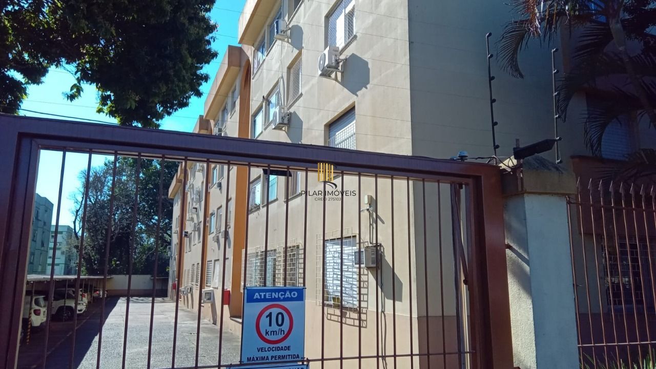 Apartamento de 2 dormitórios um lance de escada