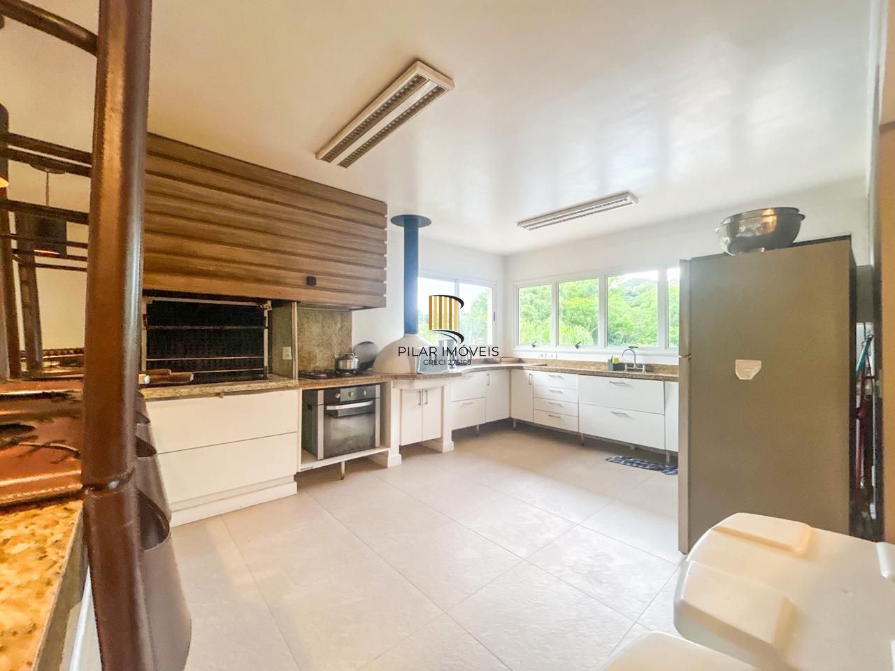 Casa em Condomínio com 03 quartos, 01 suíte e 02 vagas cobertas - Teresópolis