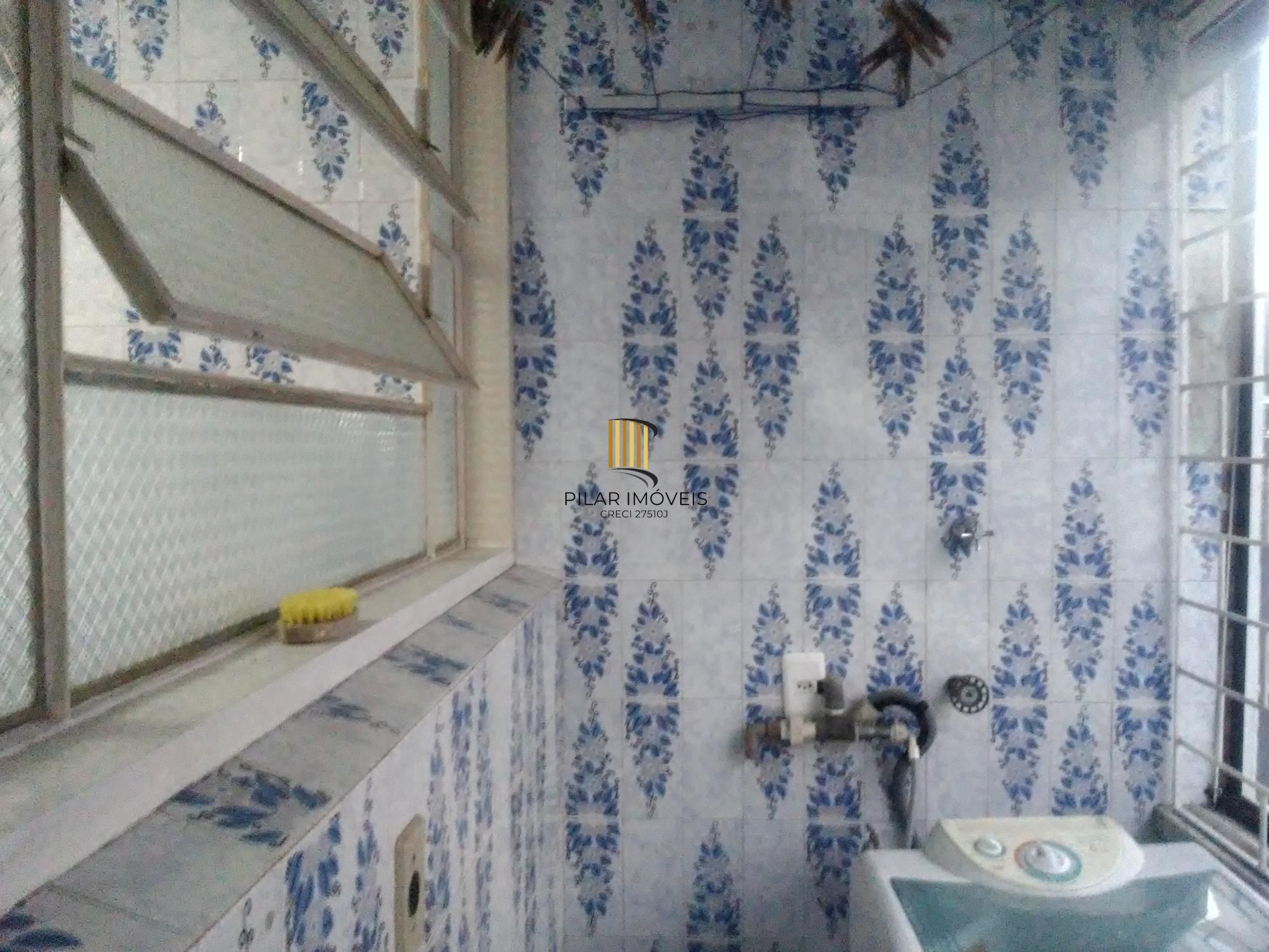 APARTAMENTO 2 DORMITÓRIOS NO 2º PAVIMENTO 1º ANDAR LOCALIZADO  NO BAIRRO SÃO SEBASTIÃO