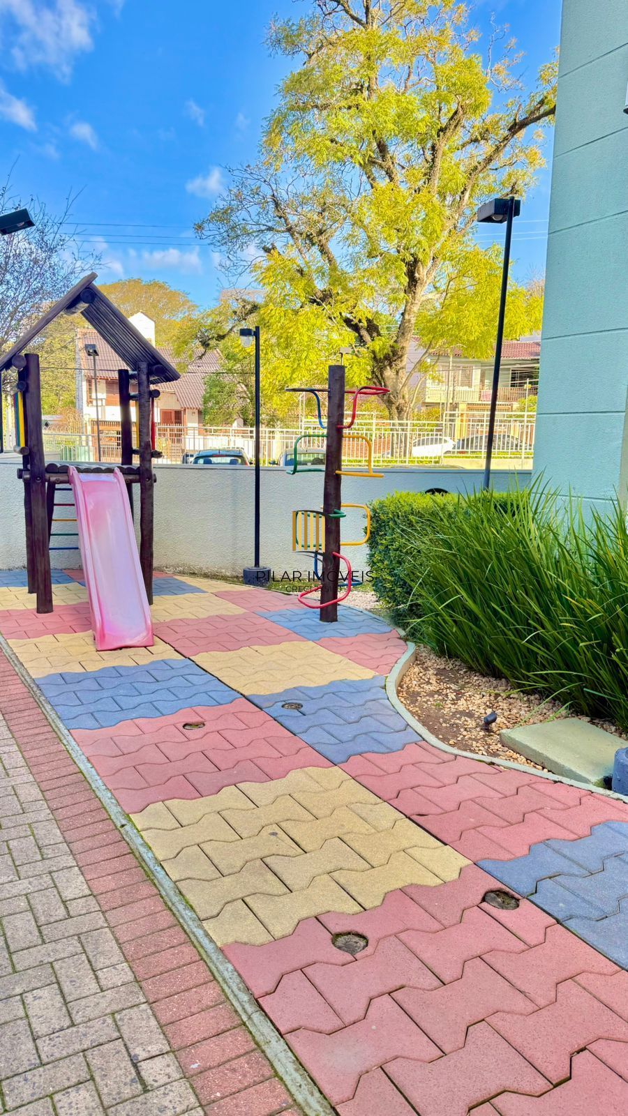 Apartamento com 02 quarto (01 suíte) e 01 vaga no Bairro Glória