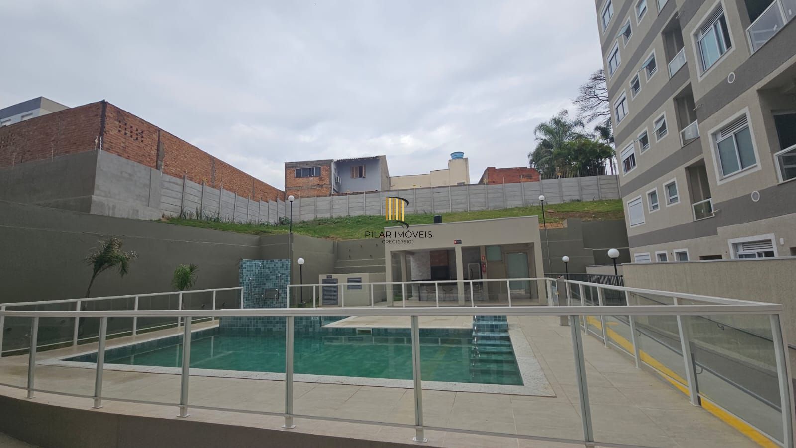 Apartamento 2 dormitórios , suíte , sacada com churrasqueira , 1 vaga de garagem coberta !