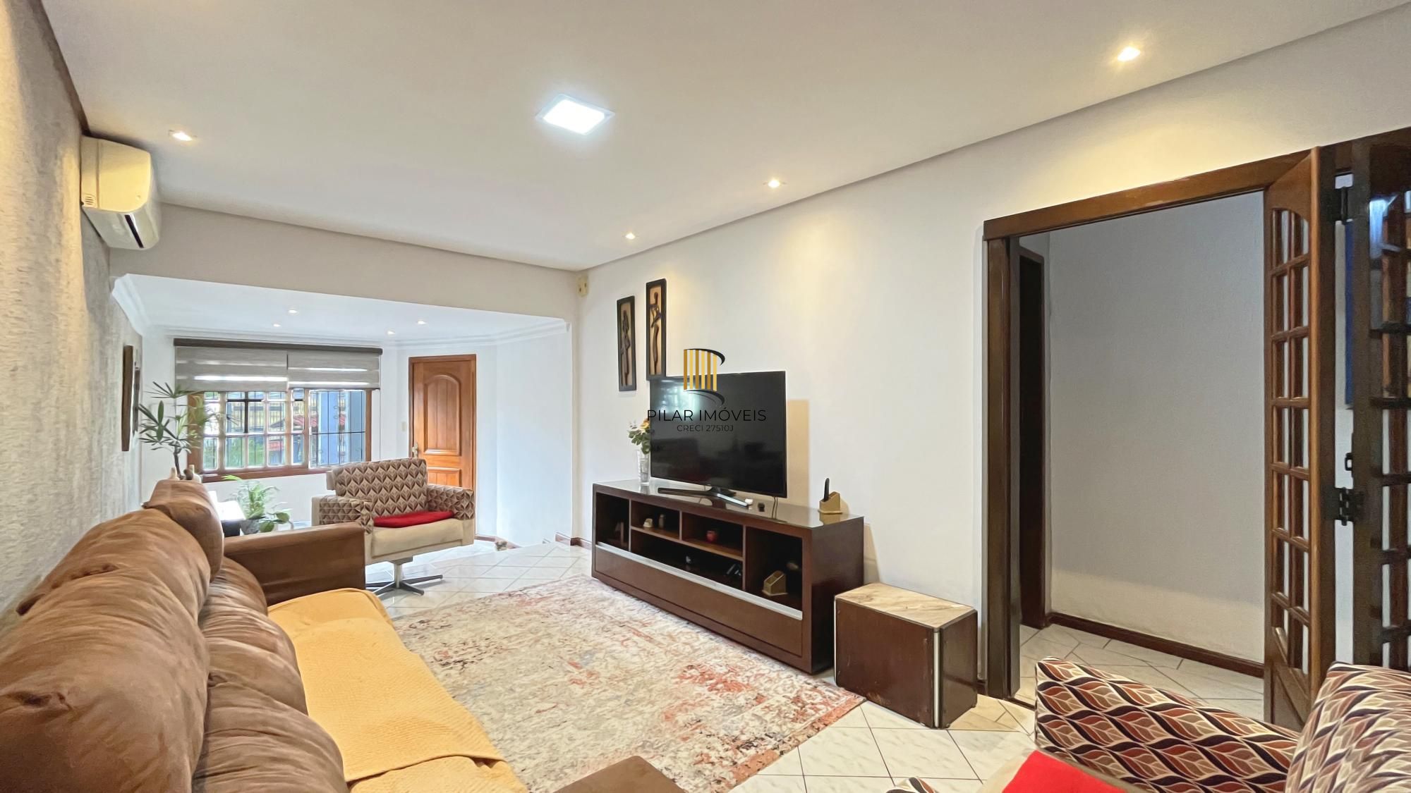 Casa de 156m², com 3 dormitórios, 1 suíte em terreno de 450m²; na Vila Nova