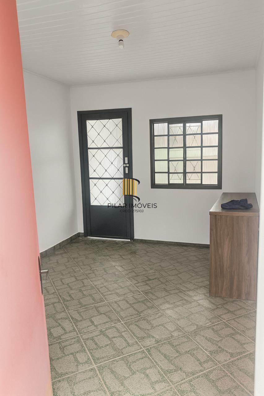 Casa com 02 dormitórios e 01 vaga no Bairro Jardim Vila Nova