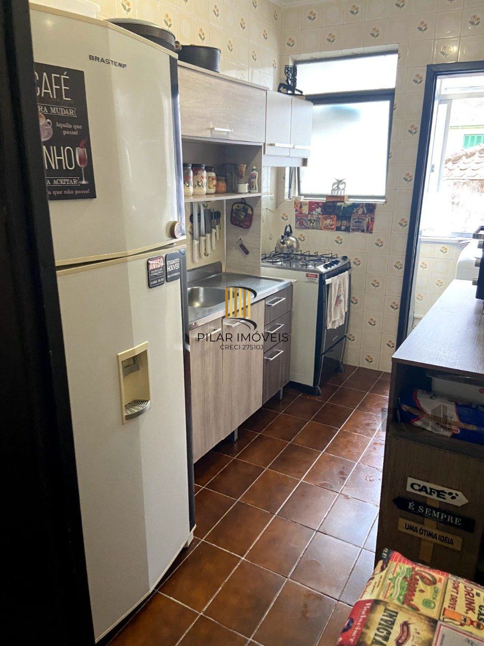 Apartamento de 2 dormitórios, sala, cozinha, banheiro, área de serviço com vaga de garagem escriturada e coberta