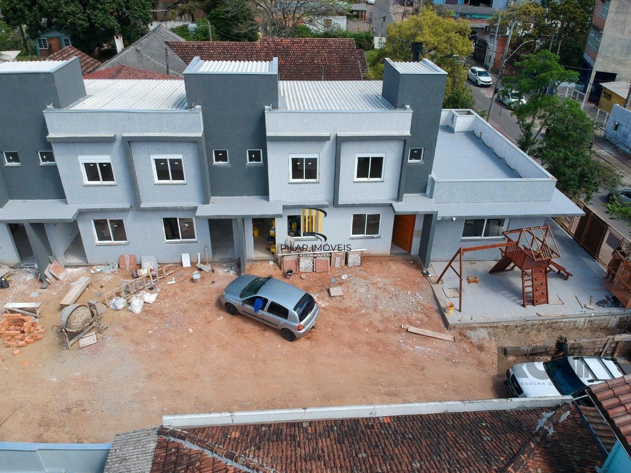 CASA ESTILO SOBRADO COM 2 QUARTOS E PÁTIO, À VENDA NO BAIRRO VILA NOVA, EM PORTO ALEGRE/RS