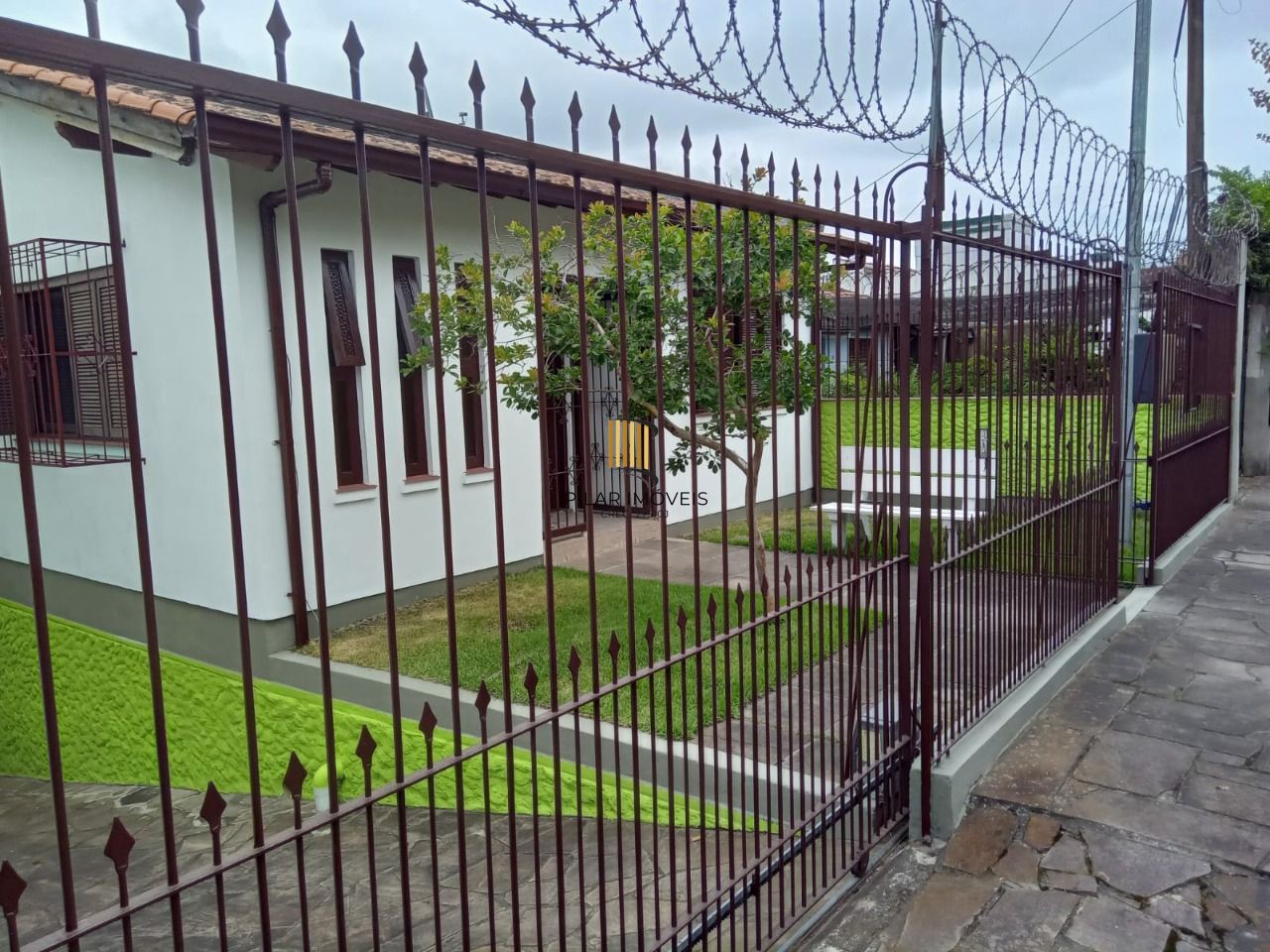 Casa com 3 dormitórios , 2 vagas de garagem fechada !