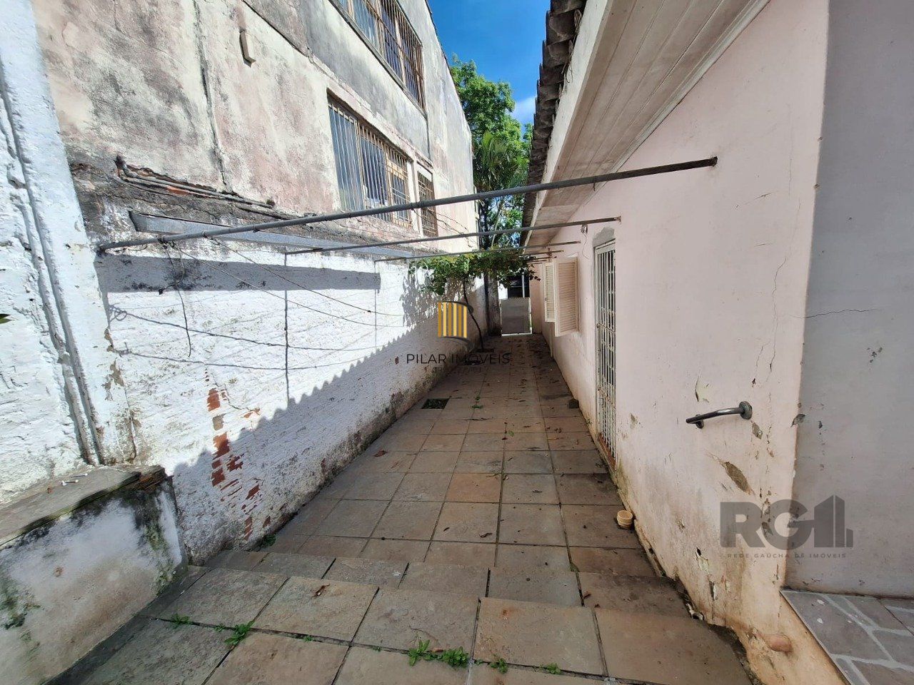 Terreno com casa com 3 quartos, vaga de garagem, no bairro Ipanema, Porto Alegre/RS
