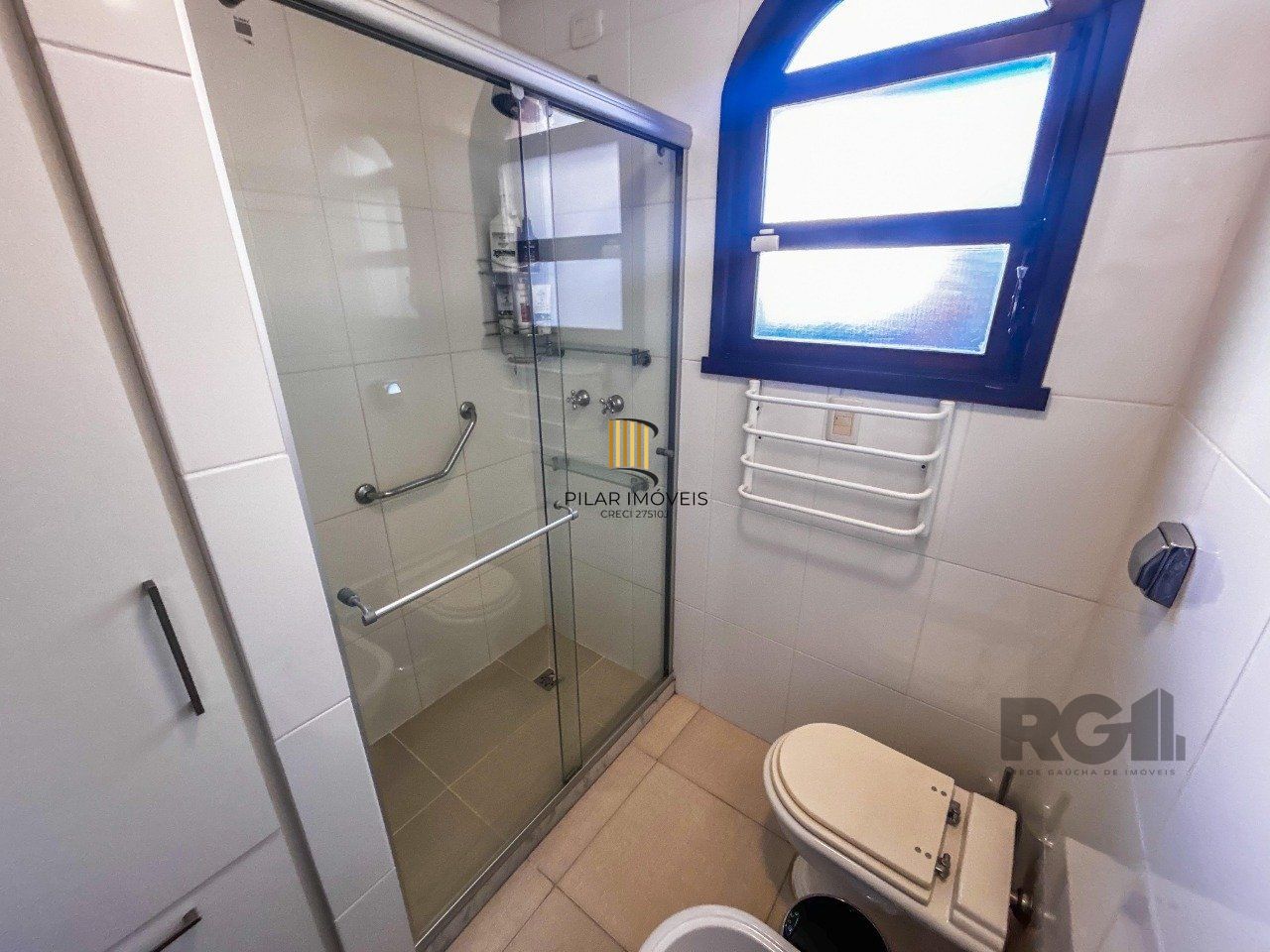 Casa 3 dormitórios, suíte, lareira, churrasqueira,, pátio, vaga garagem com 309 m² privativos.