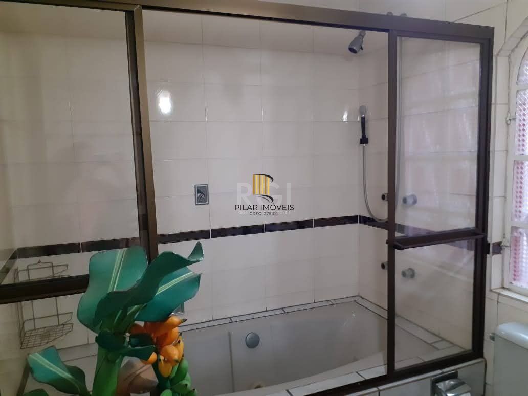 Casa para Venda - 250m², 3 dormitórios, 1 vaga - Camaquã, Porto Alegre