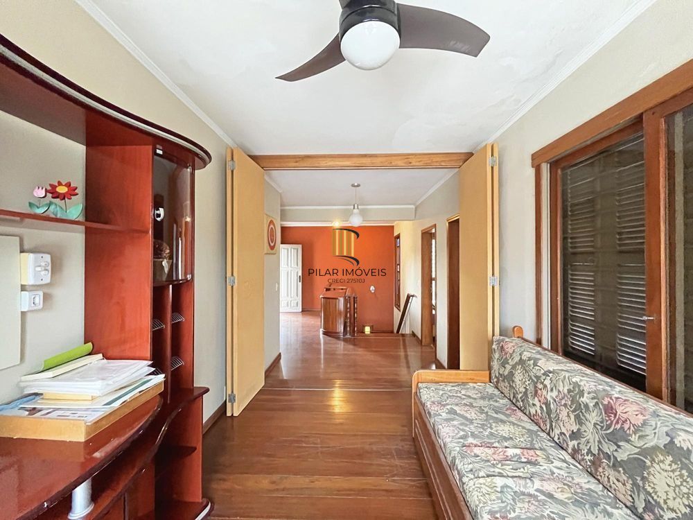 Casa ampla com piscina, adega, quiosque com churrasqueira e casa nos fundos (edícula).