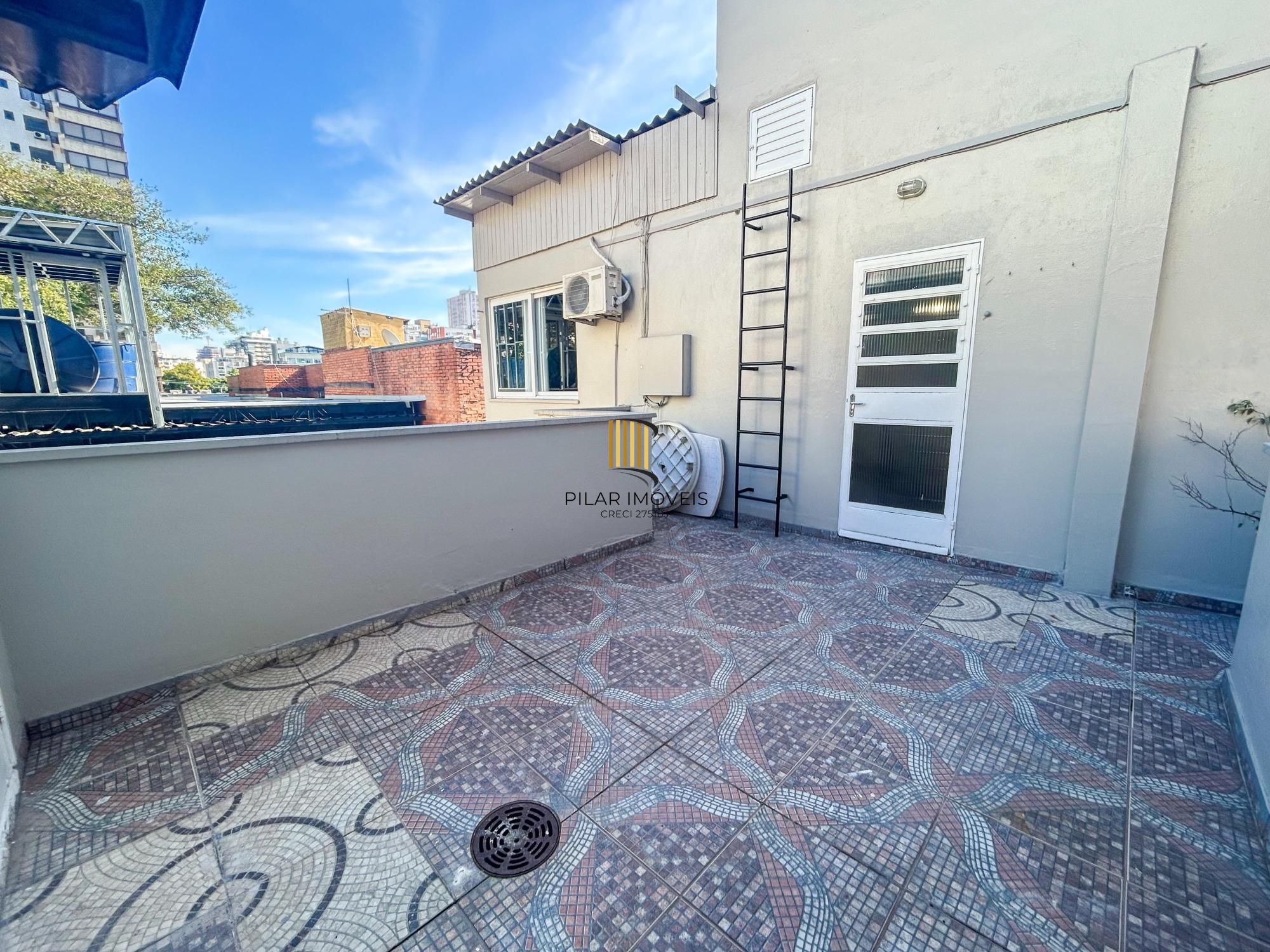 Apartamento de 1 dormitório, suíte ampla, semimobiliado, com pátio privativo no bairro Mont Serrat.