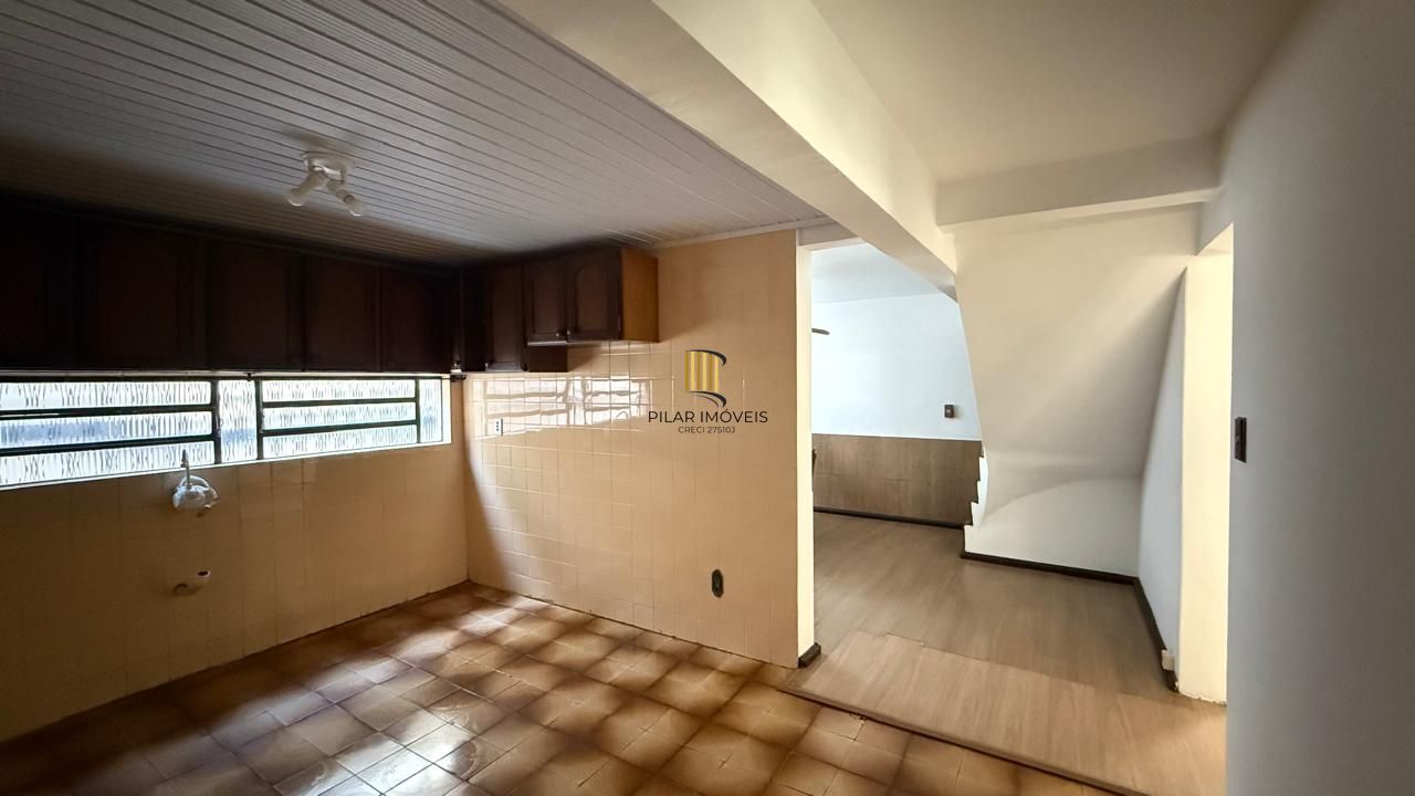 CASA 3 DORMITÓRIOS 4 BANHEIROS 4 VAGAS 1 SUÍTE, PÁTIO NO BAIRRO MEDIANEIRA PORTO ALEGRE/RS