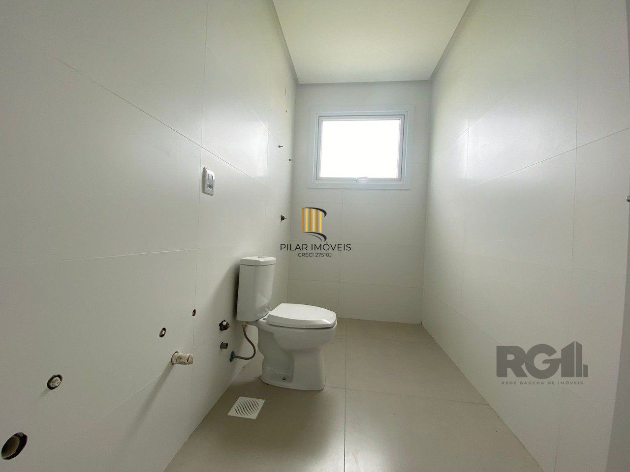 Casa em condomínio com 3 dormitórios, sendo todos suítes em Torres
