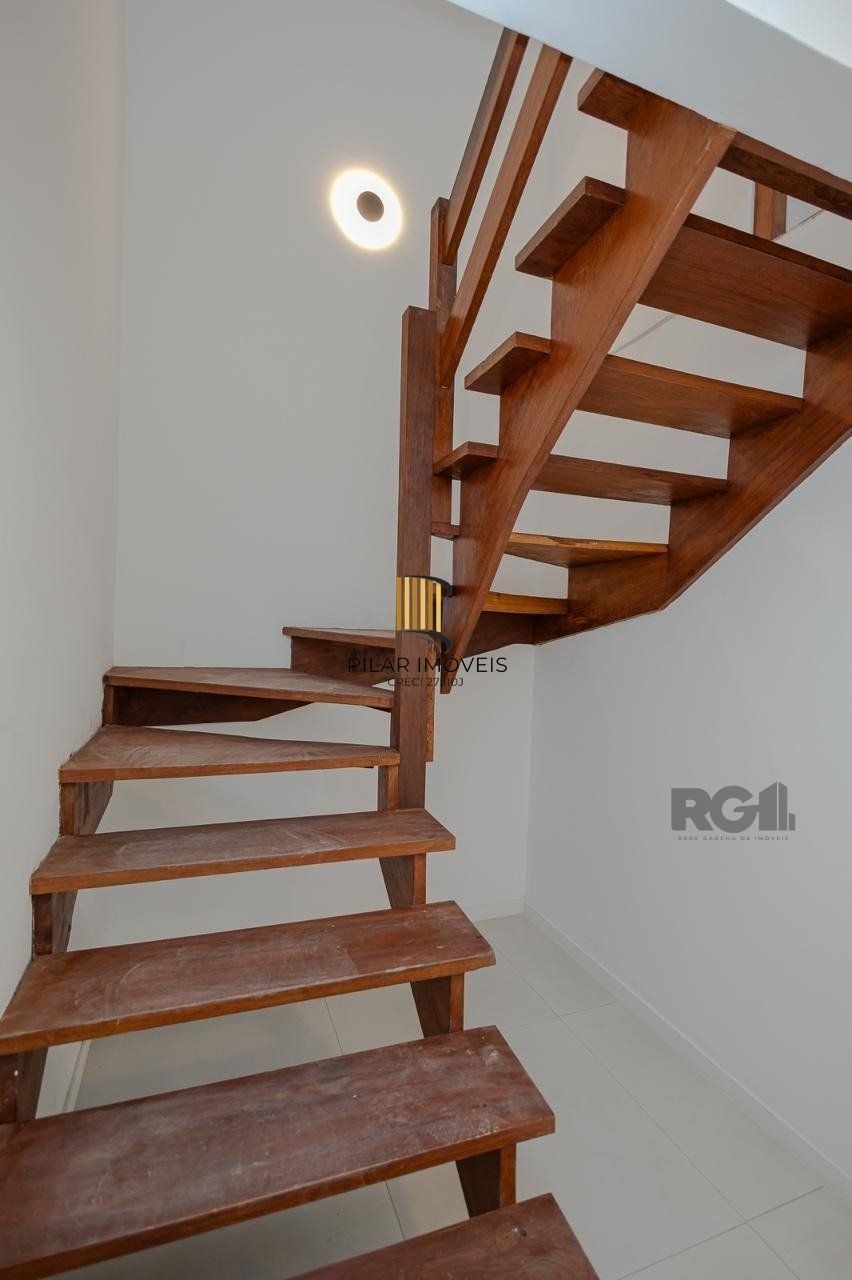 Casa de 3 dormitórios, suíte no bairro Teresópolis com 4 vagas de garagem