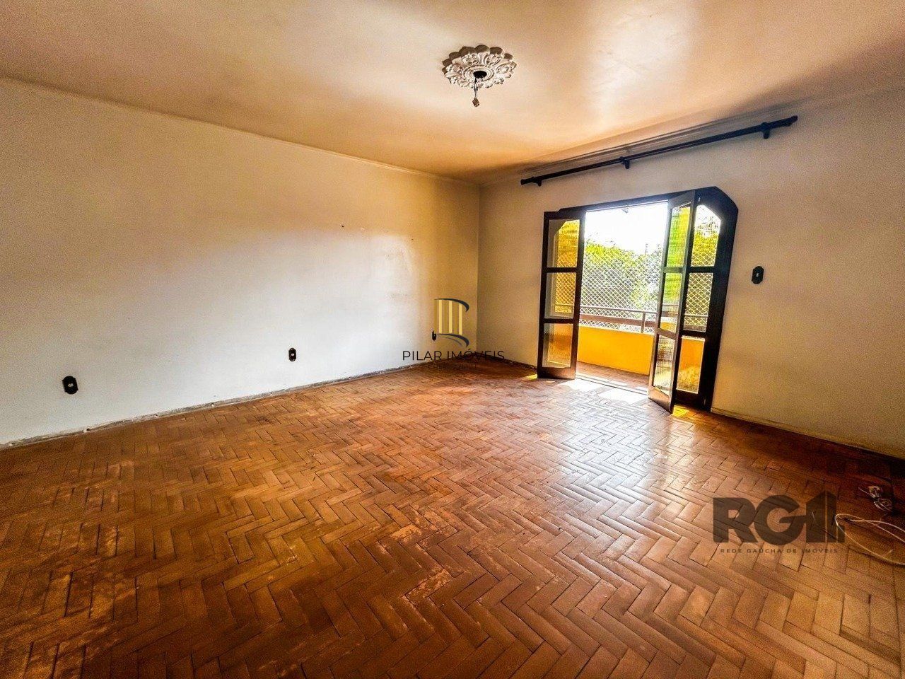 Casa com 2 salas comerciais, 3 quartos, vaga de garagem churrasqueira, suíte, no bairro Cavalhada, Porto Alegre/RS