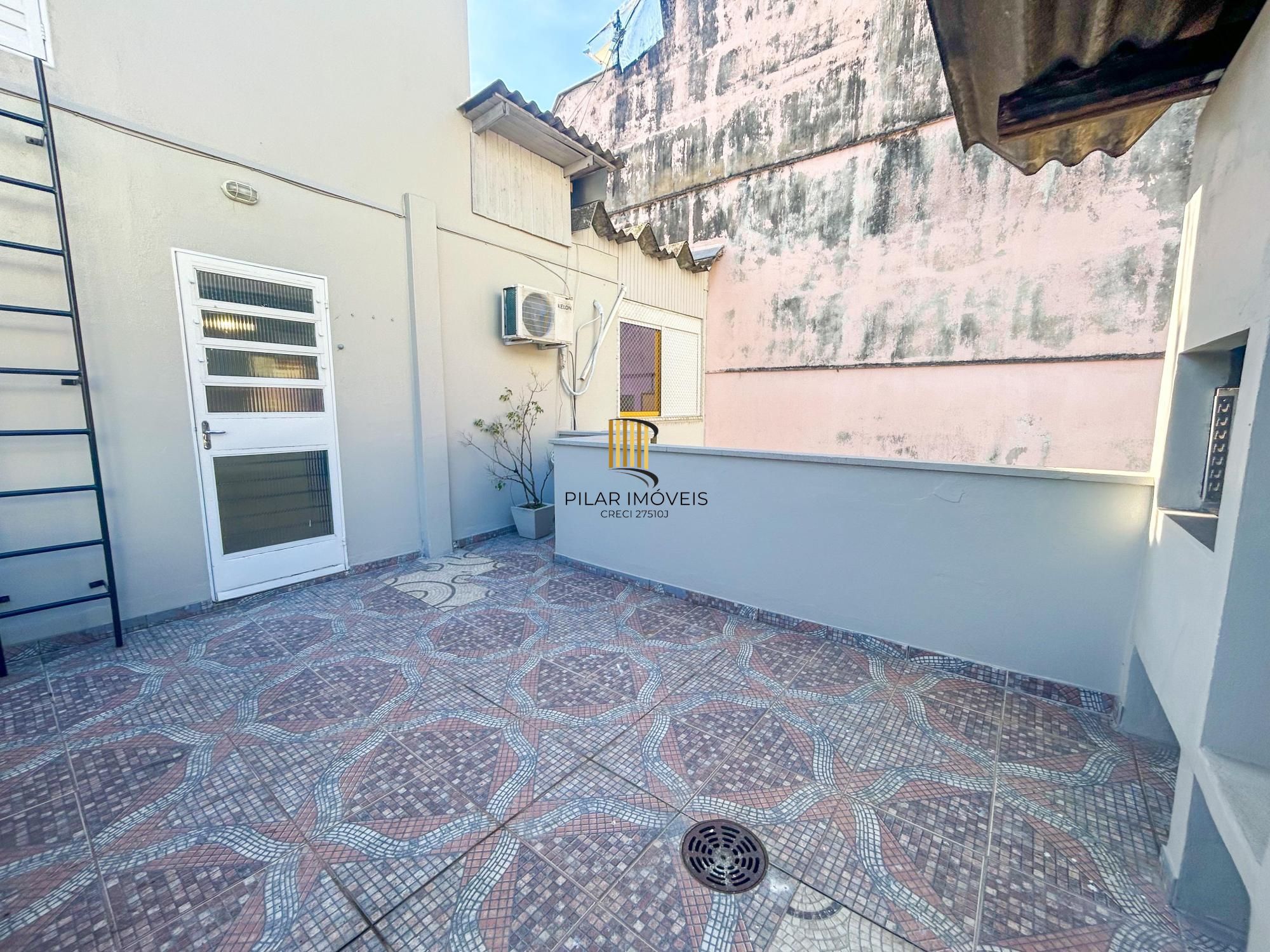 Apartamento de 1 dormitório, suíte ampla, semimobiliado, com pátio privativo no bairro Mont Serrat.