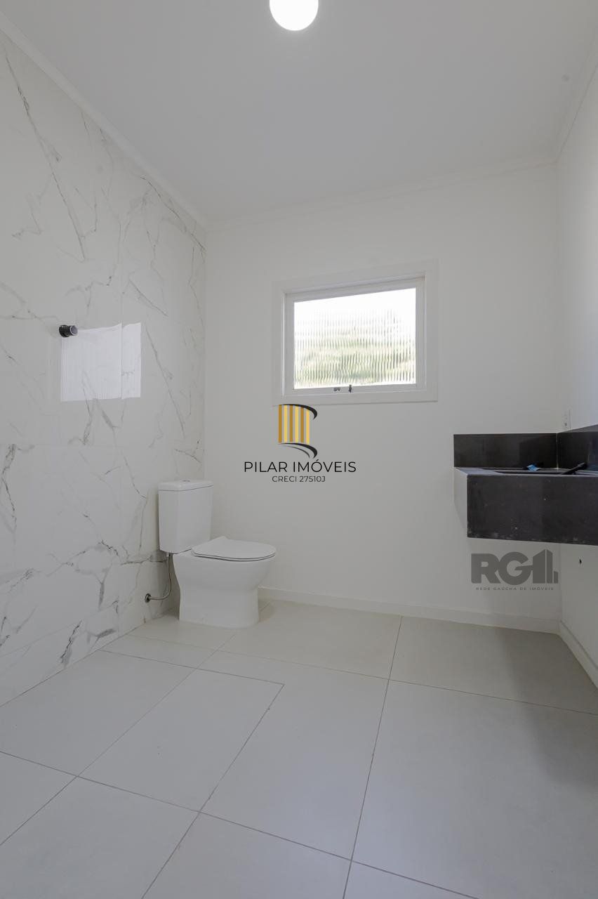 Casa de 3 dormitórios, suíte no bairro Teresópolis com 4 vagas de garagem