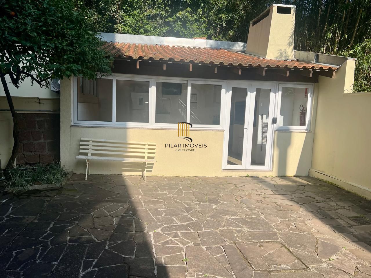 Apartamento 3 dormitorios, 1 suite, 2 vagas de garagem mais dependência de empregada no bairro tristeza.